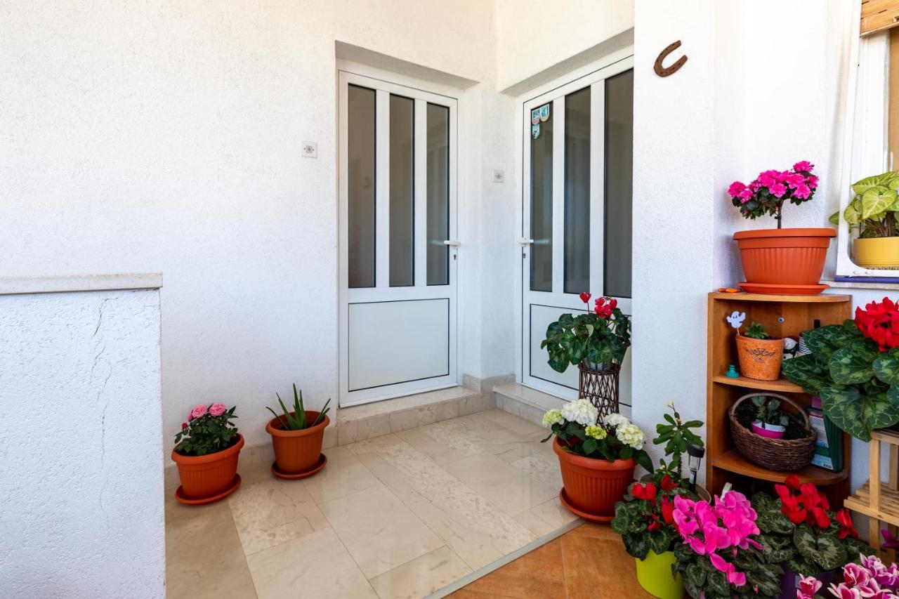 Cozy 1-Bedroom Apartment Near The Center Of Трогир Экстерьер фото