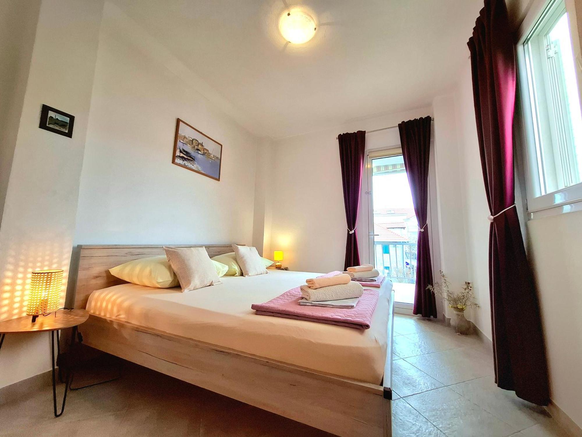 Cozy 1-Bedroom Apartment Near The Center Of Трогир Экстерьер фото